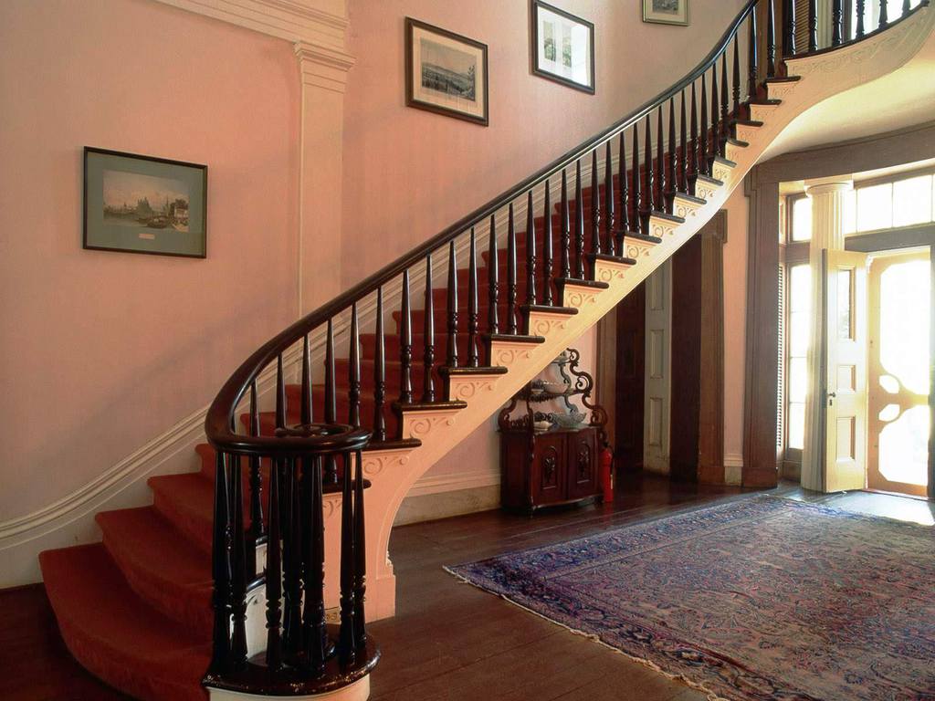 Деревянные лестницы в интерьерах частного дома